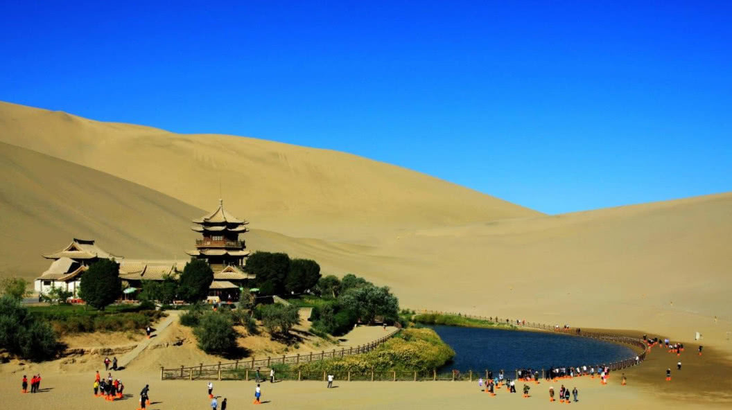 中国沙漠中的月牙泉，早已出现干涸迹象，为何现在还有水源流淌？