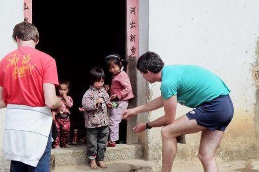 罕见老照片：7、80年代的广西正在实行计划生育，墙上贴满大字报