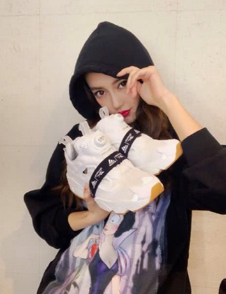 『杨颖』杨颖罕见独带娃！卫衣搭牛仔喇叭裤很青春，与3岁小海绵穿母子装