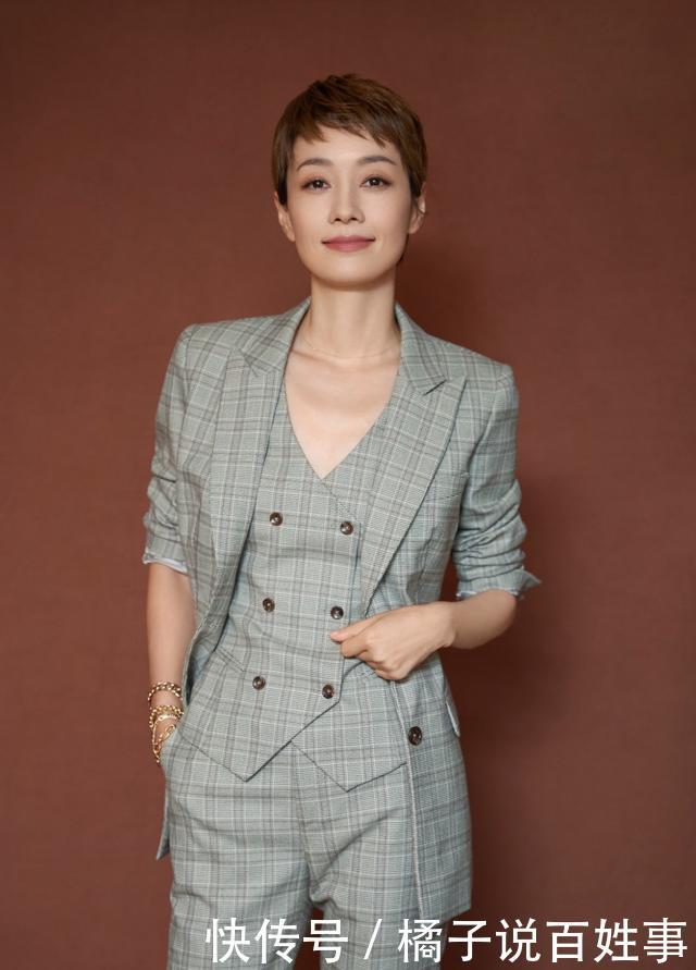 『勾勒』单身后的马伊琍更迷人,羽毛长裙勾勒出凹凸有致身材,性感又高级