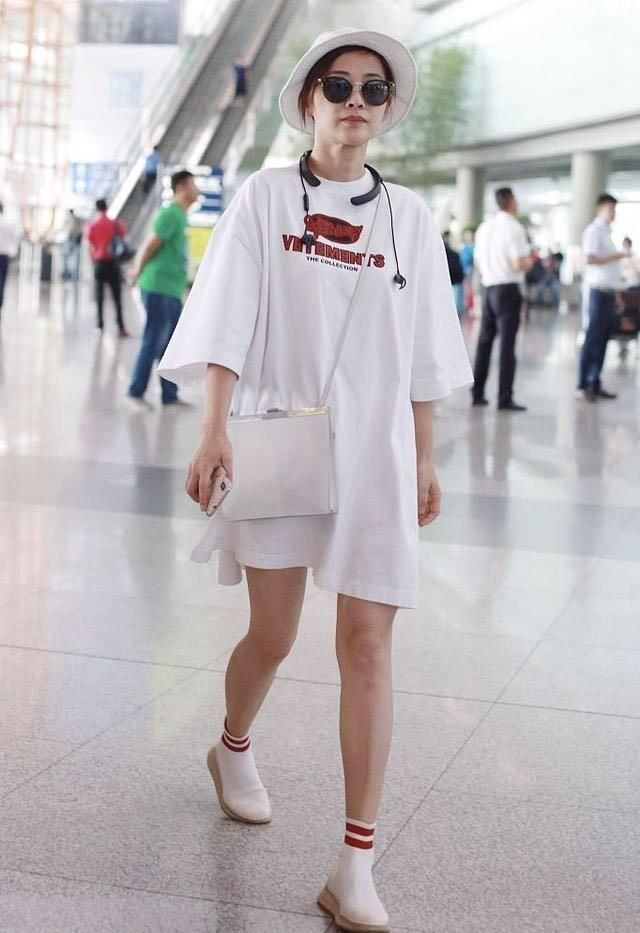 43岁梅婷太大胆，穿一件T恤就出门了！瘦下来真任性！