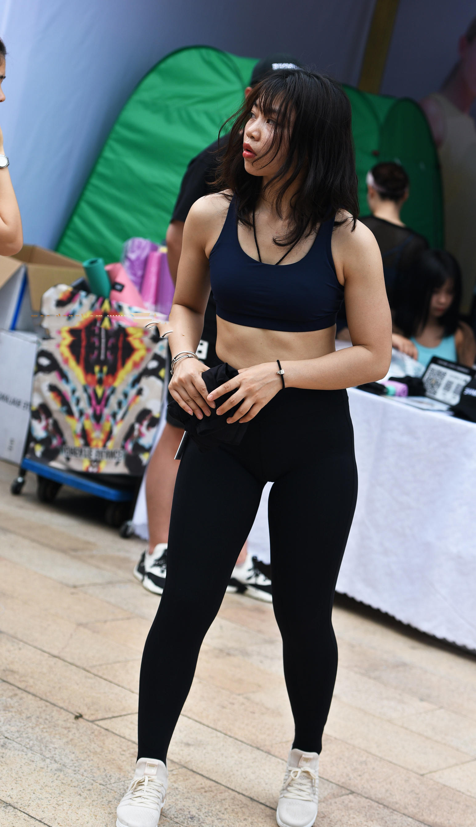 气质小姐姐紧身裤勾勒出丰腴翘臀，刚买的裤子就这么穿走了，很霸