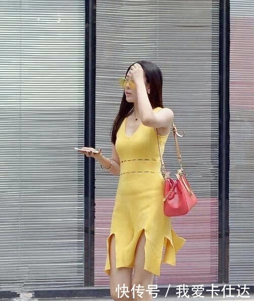  『女孩』街拍：紧身裙诠释了时尚的气息，把街道变成女孩秀身材的主场