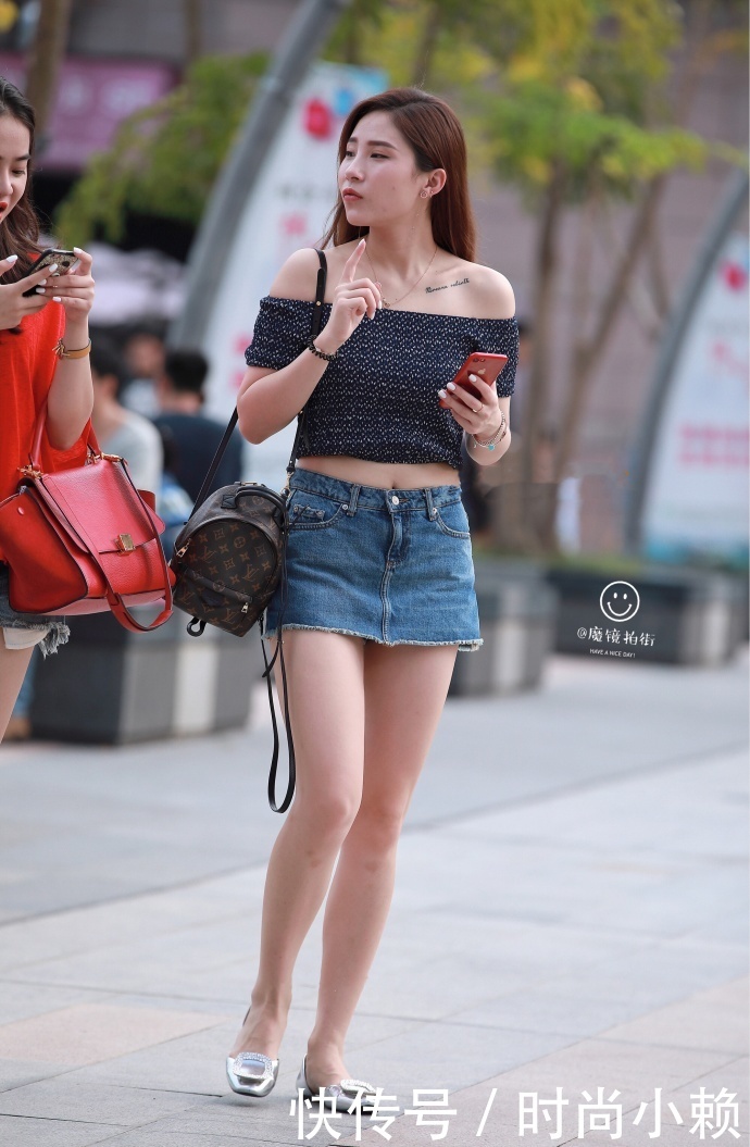 路人街拍，在锁骨上纹身的小姐姐