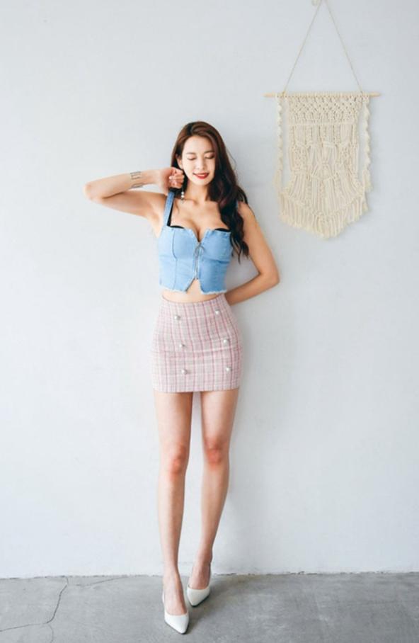 路人街拍，小姐姐身材高挑气质唯美，有种邻家大姐姐的亲切感