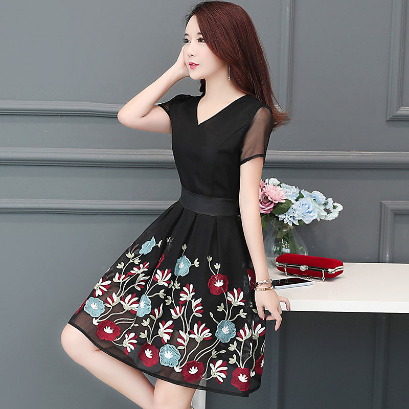 哇噻，43岁女人太会穿，裙子不到膝盖真好看