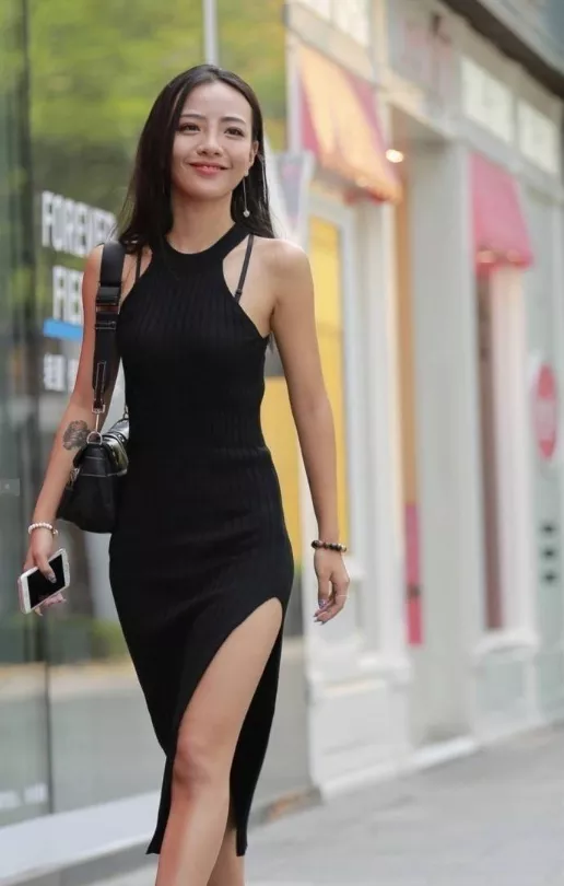 街拍：小姐姐优雅时尚吊带紧身裙，浪漫甜美，有点小迷人！