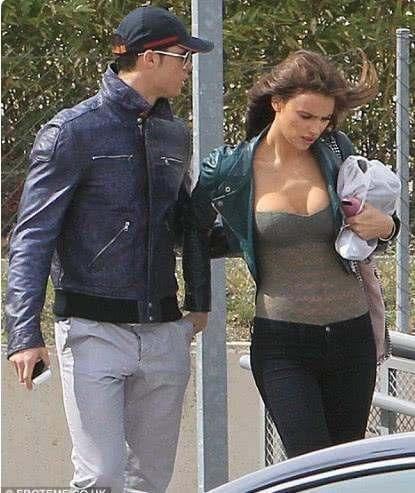 C罗旧爱分开多年，依旧喜欢健身，上街瑜伽装显身材