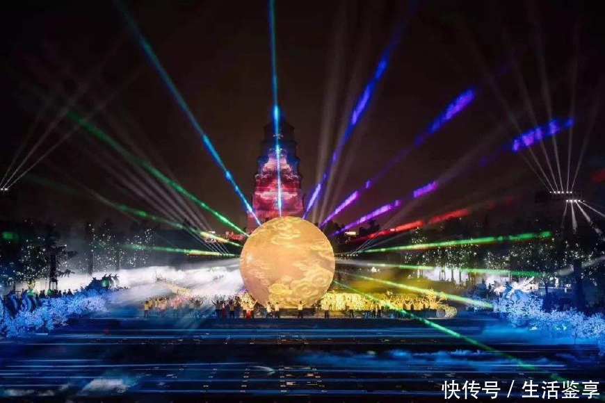 被抖火了,西北这座小城市五一风头出尽,成都