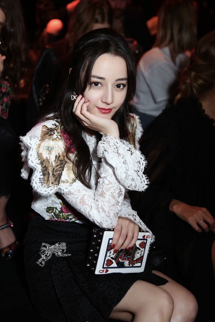 迪丽热巴什么鬼，手拿扑克牌出席某活动，网友：把眼睛擦亮