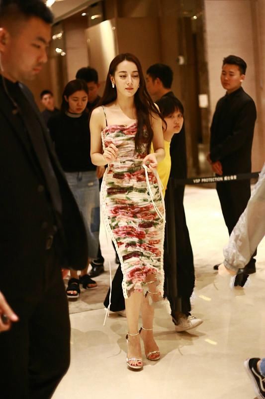 迪丽热巴穿吊带碎花连衣裙太好看了，身后的保安目不转睛看呆了！