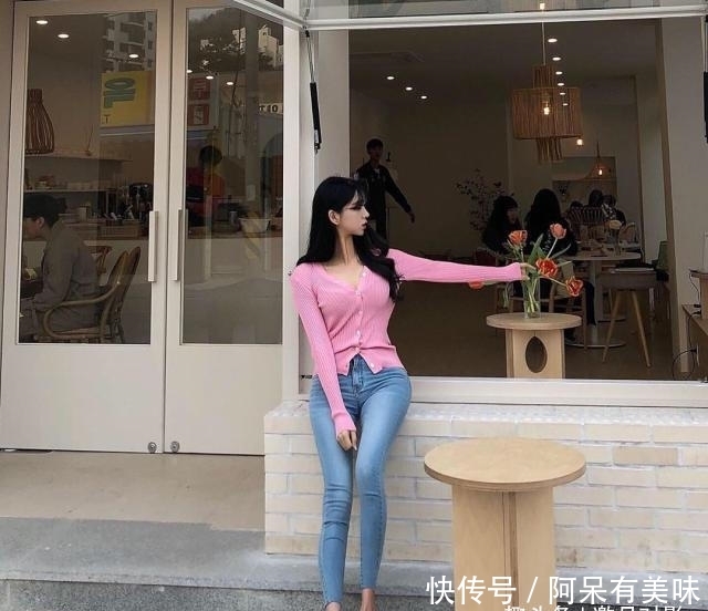  『美女』街拍美女牛仔裤营造浪漫唯美的魅力，更显优雅大方的气质