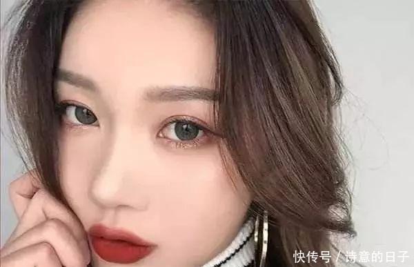  女生■涂口红时，最好避开4个“低级错误”，很多女生不懂，难怪老掉色