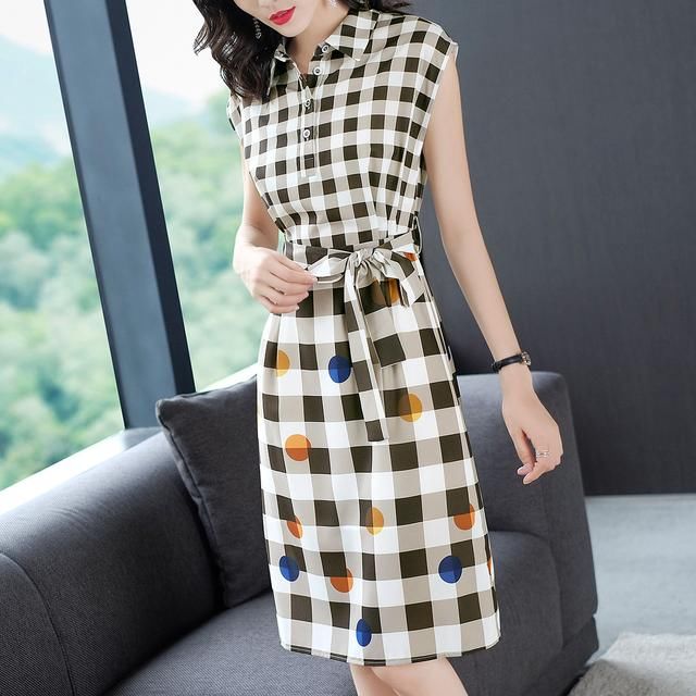 妈妈年纪到了50岁，多穿这样高级贵气裙装，整个人有气质提气色