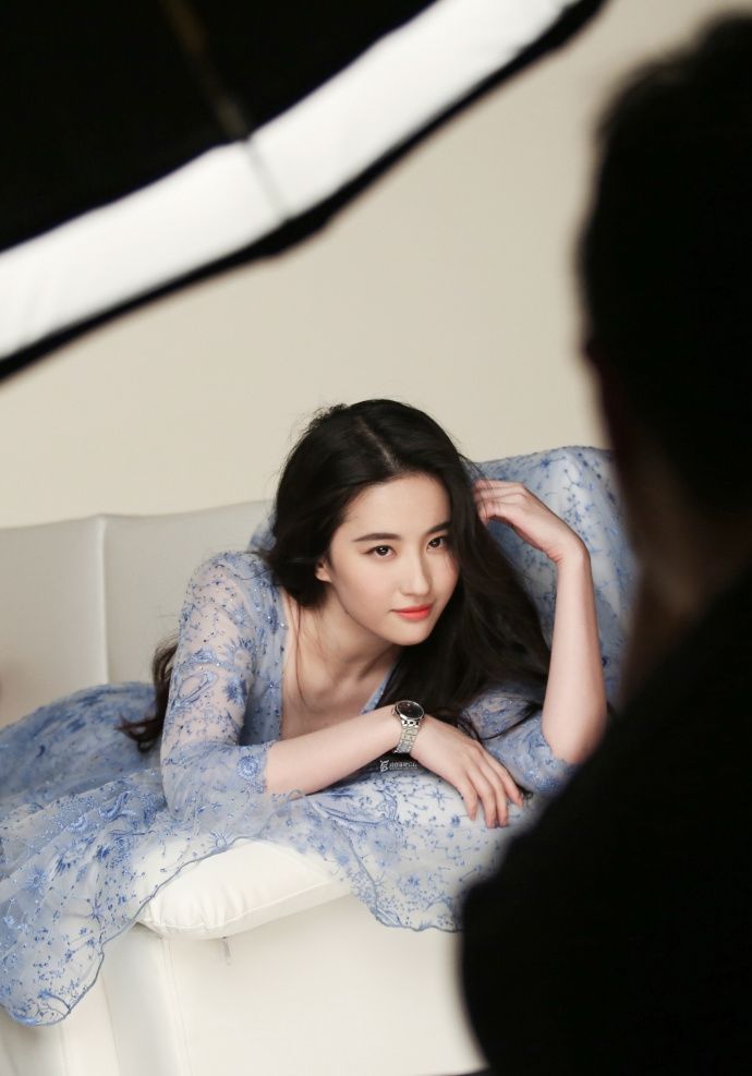 刘亦菲长发披肩尽显优雅，罕见深V领口大秀事业线!