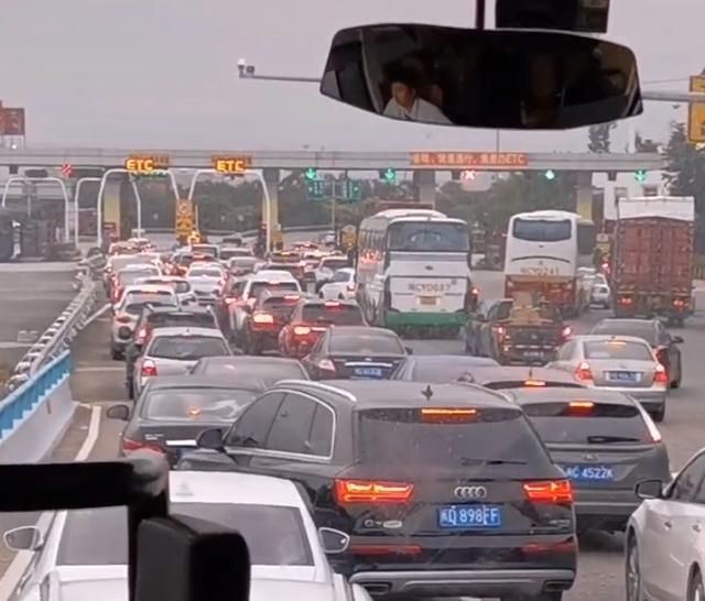  一路：狂推ETC之后：为何ETC车道大堵车？人工车道却一路绿灯