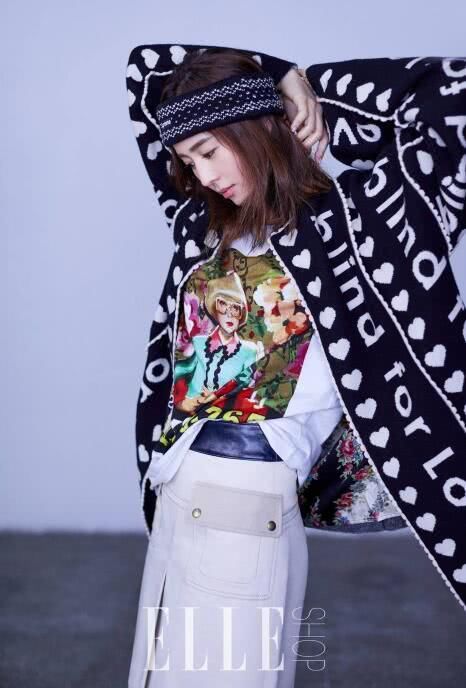 张钧宁一袭白衣，精致有女人味，网友:不经意间的小性感才是最美