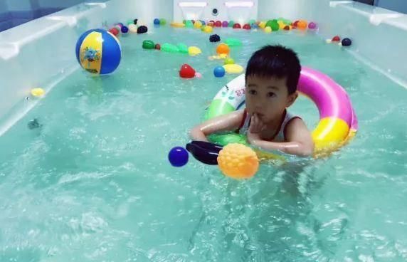  [对孩子]刚听说婴儿游泳馆开门，宝宝们就闹着要去游泳