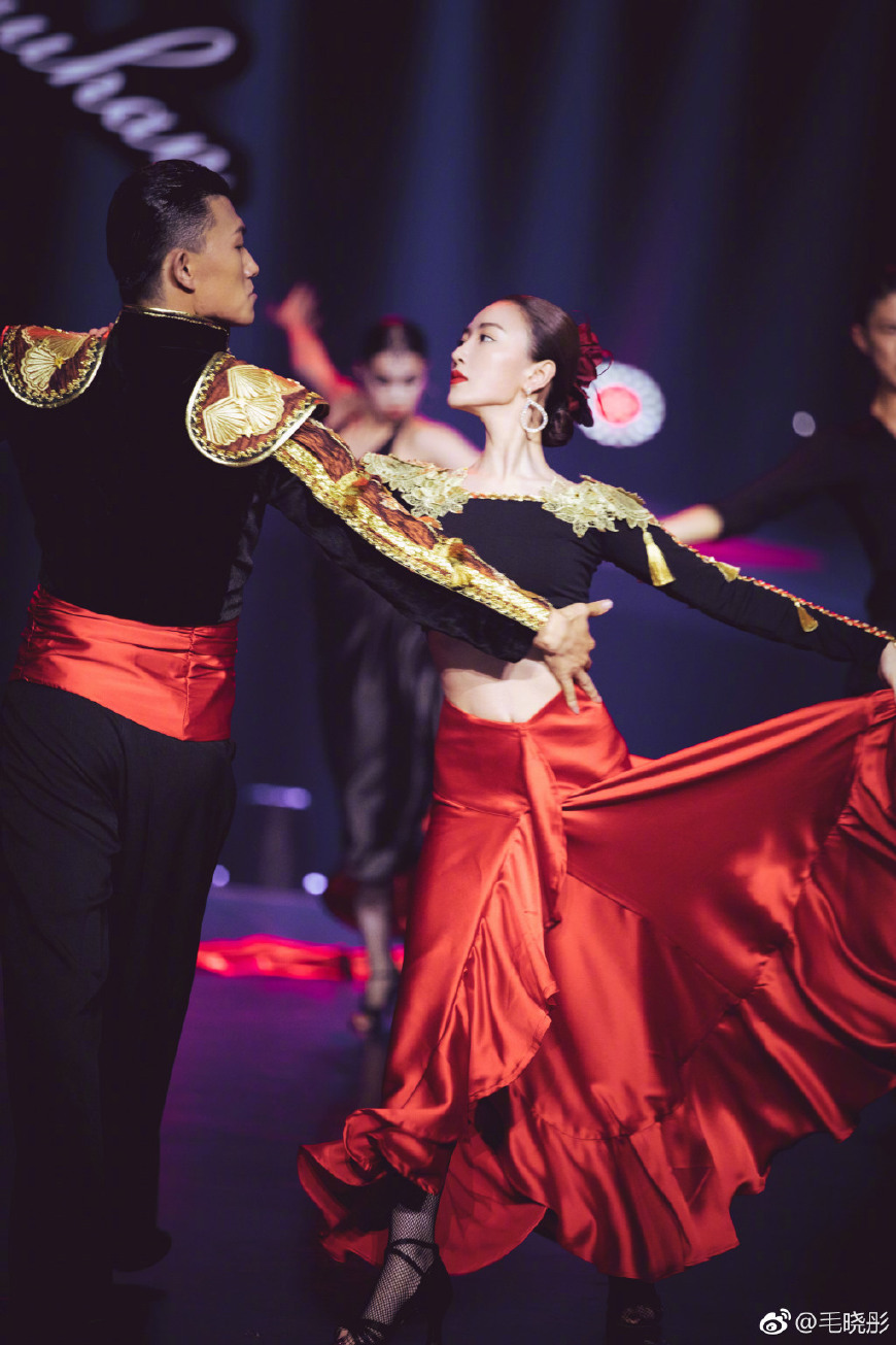 毛晓彤身穿条纹连体裤秀大长腿，165身高穿出2米的气场，美炸了！