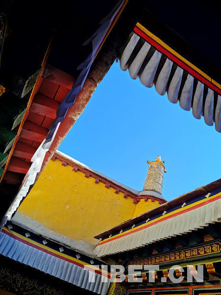 西藏：晨染雍布拉康