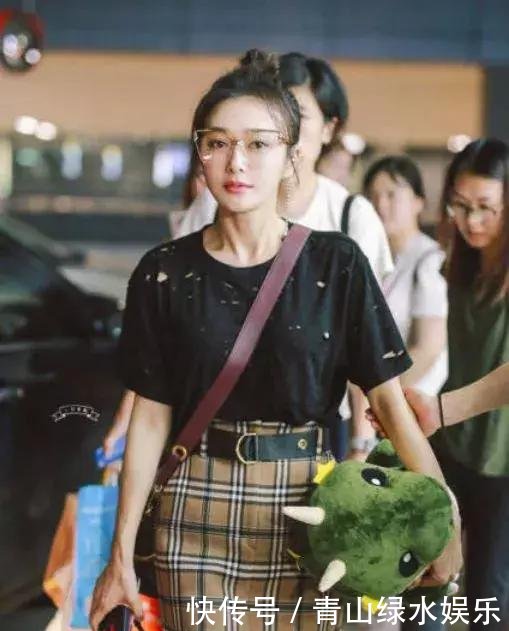 “富察皇后”走机场，破烂衣上满天星，脚上还踩了双“土味”鞋！