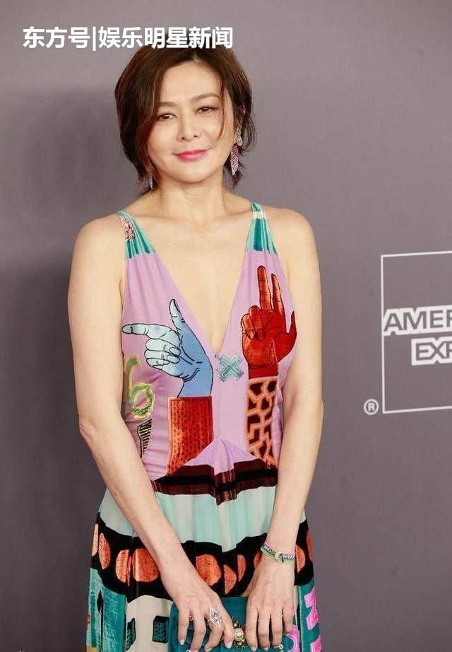 56岁关之琳真会穿!超短发吊带裙真显嫩 网友:不愧是逆龄美人