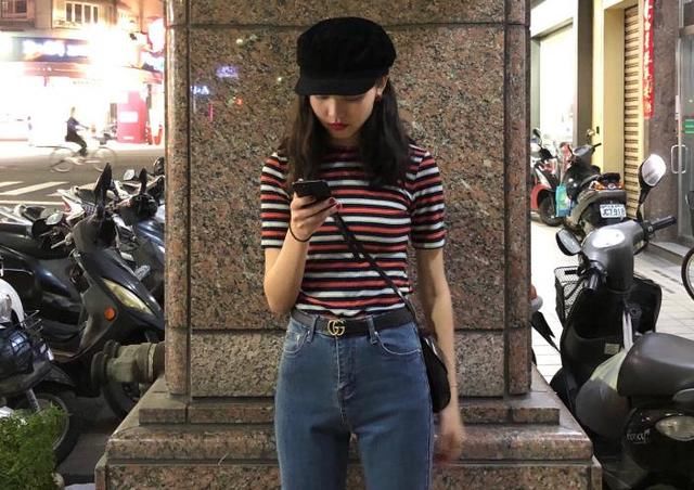 时髦随性的牛仔裤美女，摇曳身姿，真好看