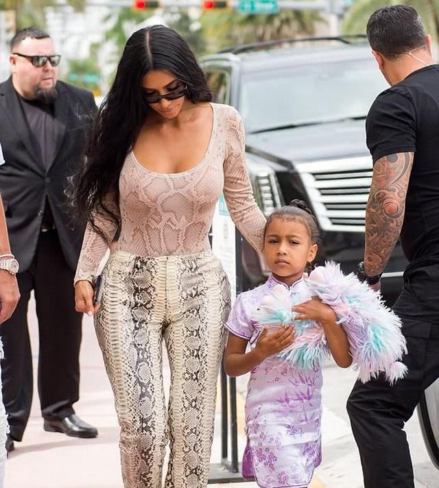 金卡戴珊在迈阿密度假，“蛇皮”套装引人注目，女儿喜欢中国风