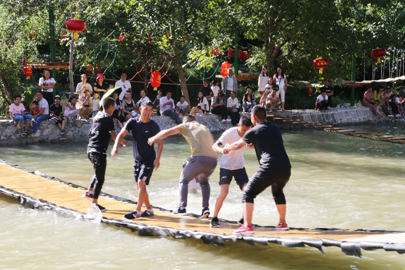 脱贫攻坚看甘肃| 宕昌岳藏甫村:借势火爆"网红桥"带火乡村旅游(