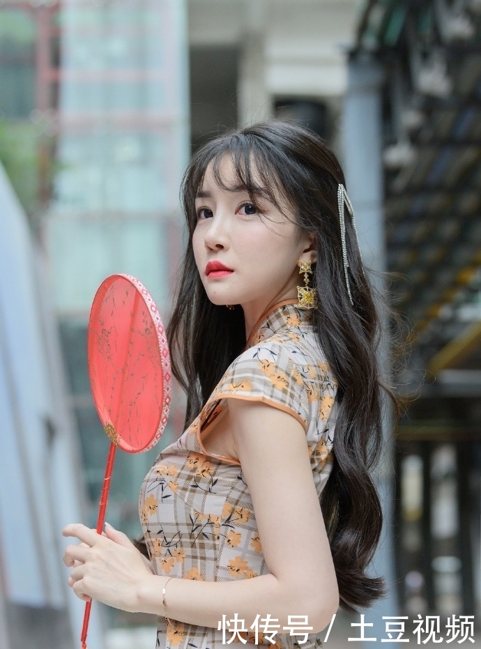  [栗子]美女的眼妆很明显，和栗子色的卷发搭配起来很耐看