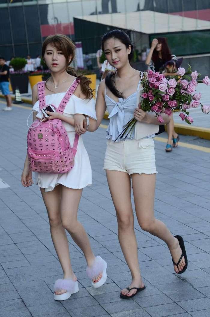 路人街拍:穿吊带和一字肩的漂亮小姐姐,偏偏腿和脚也这么美!