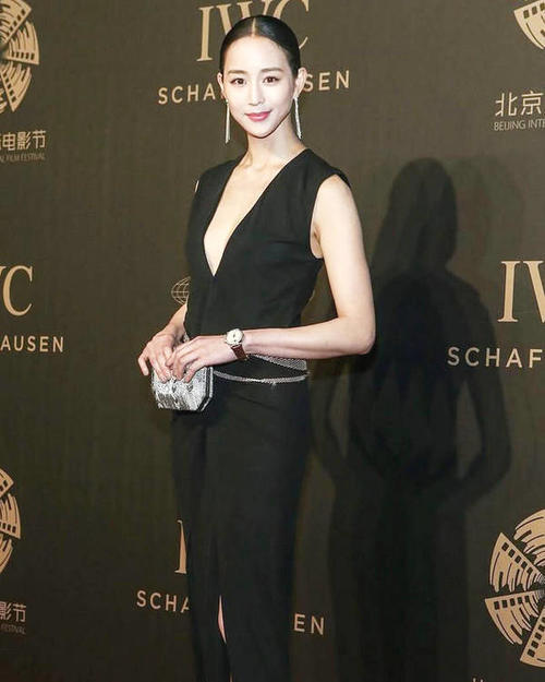 张钧甯为秀身材将裙子开到肚脐眼，网友：原来她还有这么性感的一