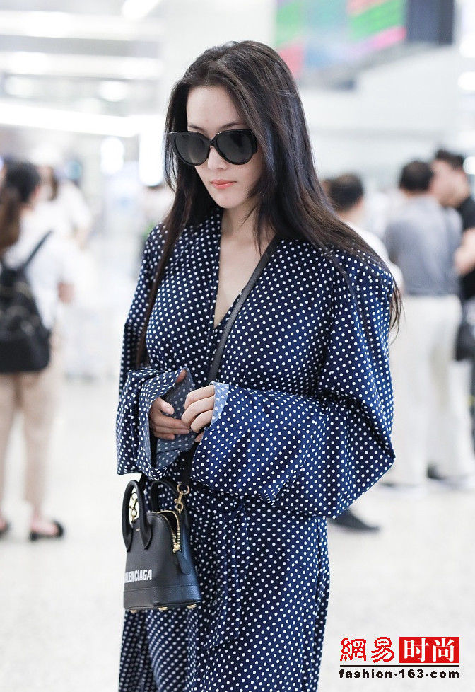 张馨予身材发胖 身穿黑色波点裙显老态