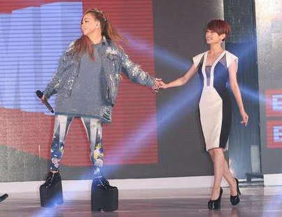 女明星们奇葩的高跟鞋，张惠妹欧阳娜娜穿砖头，但最服的还是她