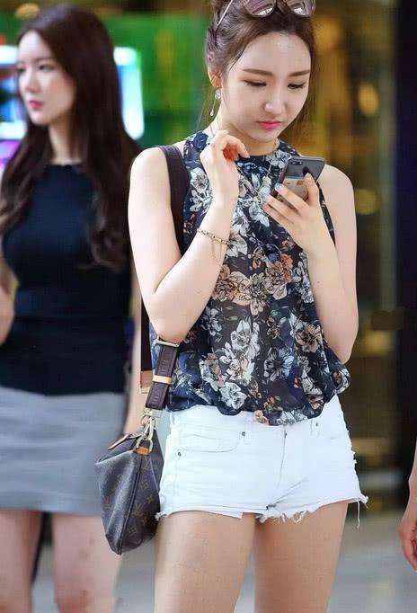 街拍美女：小姐姐优雅甜美的气质，潮流时尚的穿搭让人羡慕