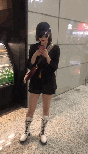 30岁景甜近照曝光，红唇瓷肌似少女，现身机场大秀美腿