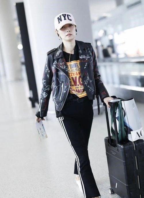  『女性』马伊琍够个性！一身潮牌走机场，这细针腿绝了，43岁差点认不出
