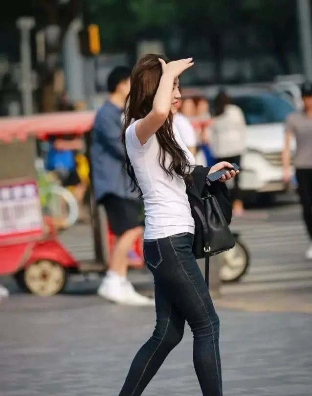 辣妈■美的刚刚好,这位“很多肉的辣妈”微胖身材穿上简单的T桖牛仔裤