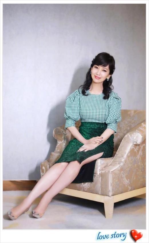 赵雅芝太狠了！63岁脚踩“两根细针”，网友：为了美不要命啦？