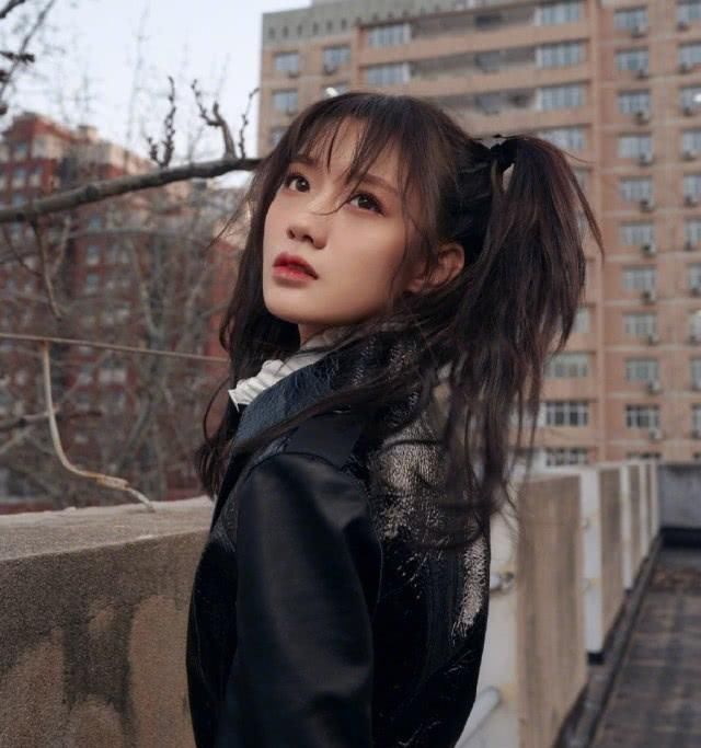 『感十足』她被《创造101》淘汰，今穿拼接皮衣绑双马尾，秒变摩登小萝莉