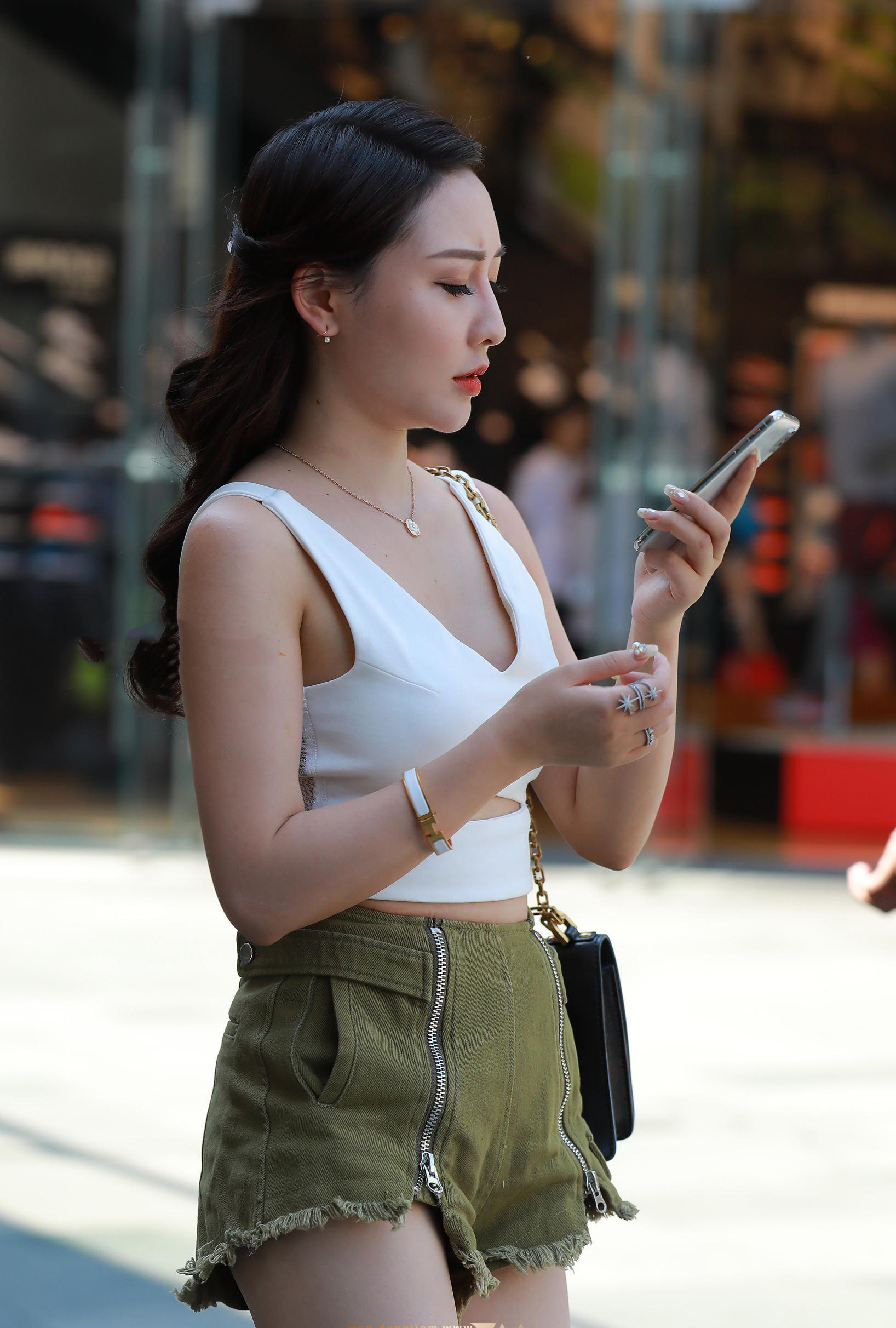 气质女神短裤尽显迷人风采，打电话的神态也能看呆路人