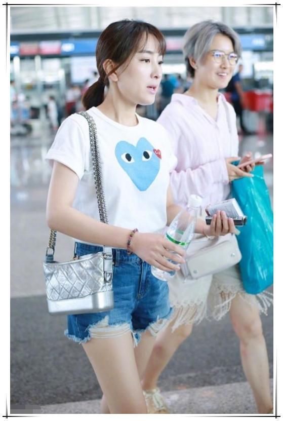 马苏够猛！短裤再往上提0.5cm就露了，网友：做完头发就是不一样