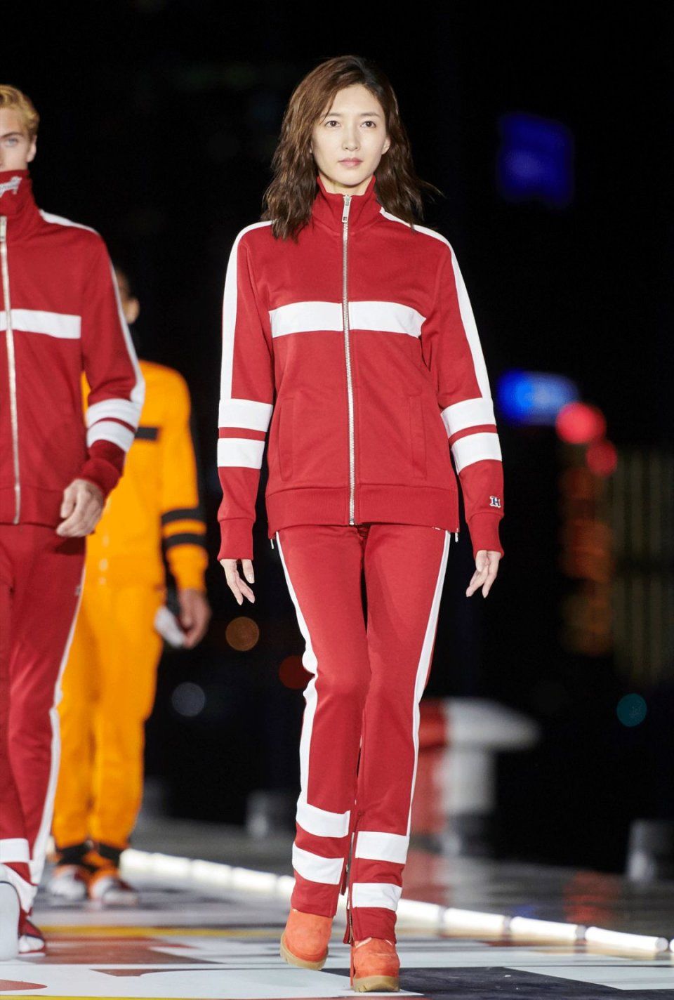 看热闹 | 这些人跑到黄浦江边比谁钻石大，你猜比伯嫂的排第几?