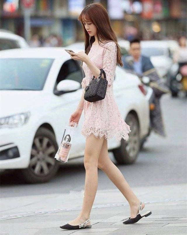 街拍：穿着清新又唯美小姐姐，打扮带着优雅的气息！