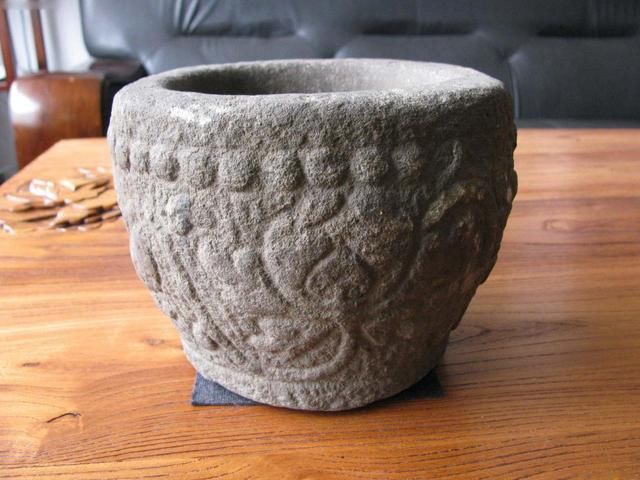 城里人咋想的？专从农村收购老物件，300斤猪槽也要买了放院子里