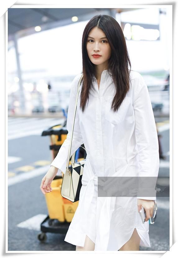 当何穗和张钧甯同穿衬衫裙，网友：终于见识到禁欲系美女最高级别