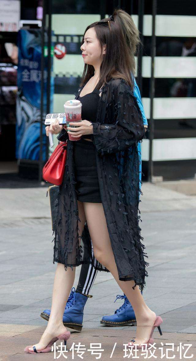 街拍：图五有酒窝的小姐姐好好看，背心热裤加外套，时尚又妩媚