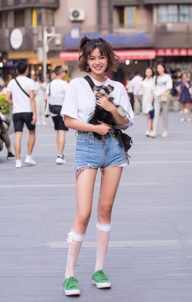 街拍：成熟清爽纯净的小姐姐，靓丽迷人显腿长！