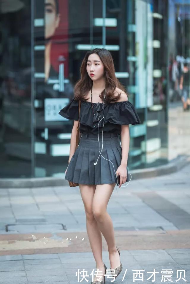 小姐姐|美女脚上穿着一双优雅尖头高跟鞋,走在夏日的街头显得更加有魅力