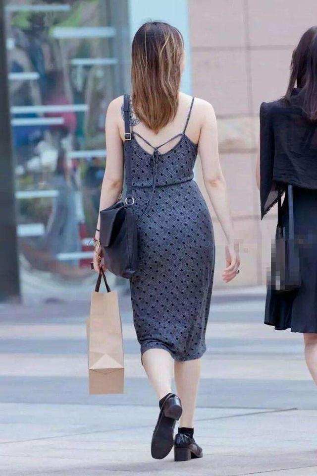 路人街拍：都怪风太大了，小姐姐淡定装作什么都没有发生